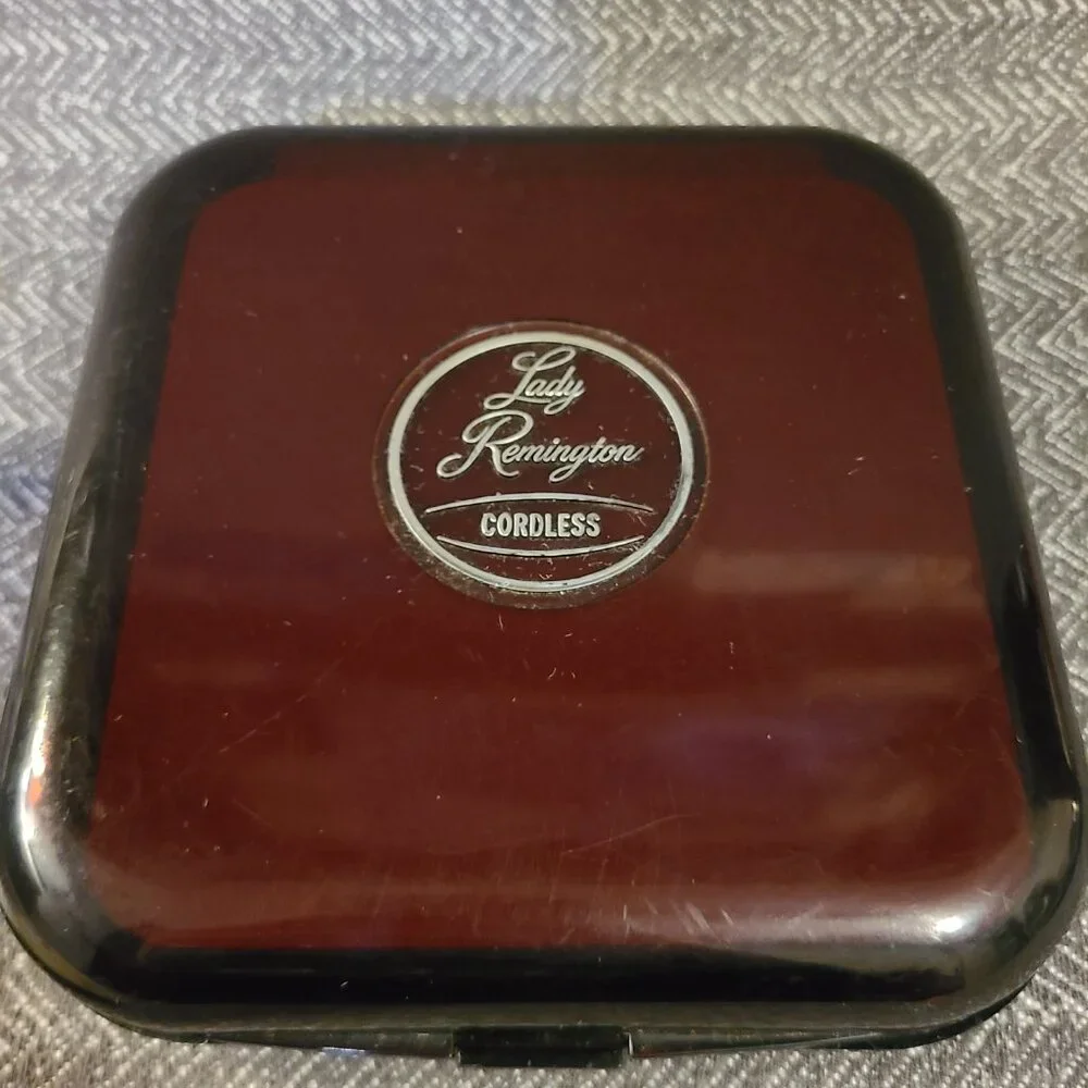 Vintage 1973 Lady Remington MS-180 cordless electric shaver